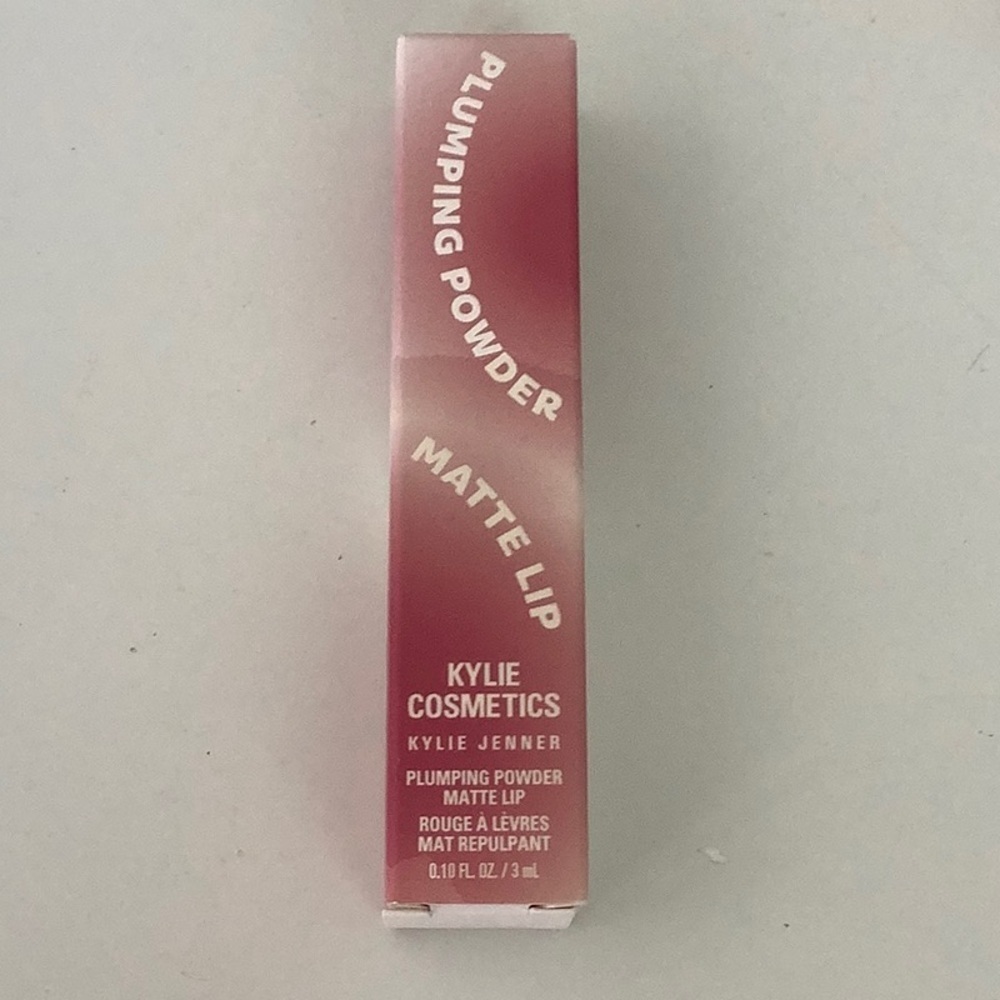 KYLIE COSMETICS
Plumping Powder Matte Lip
